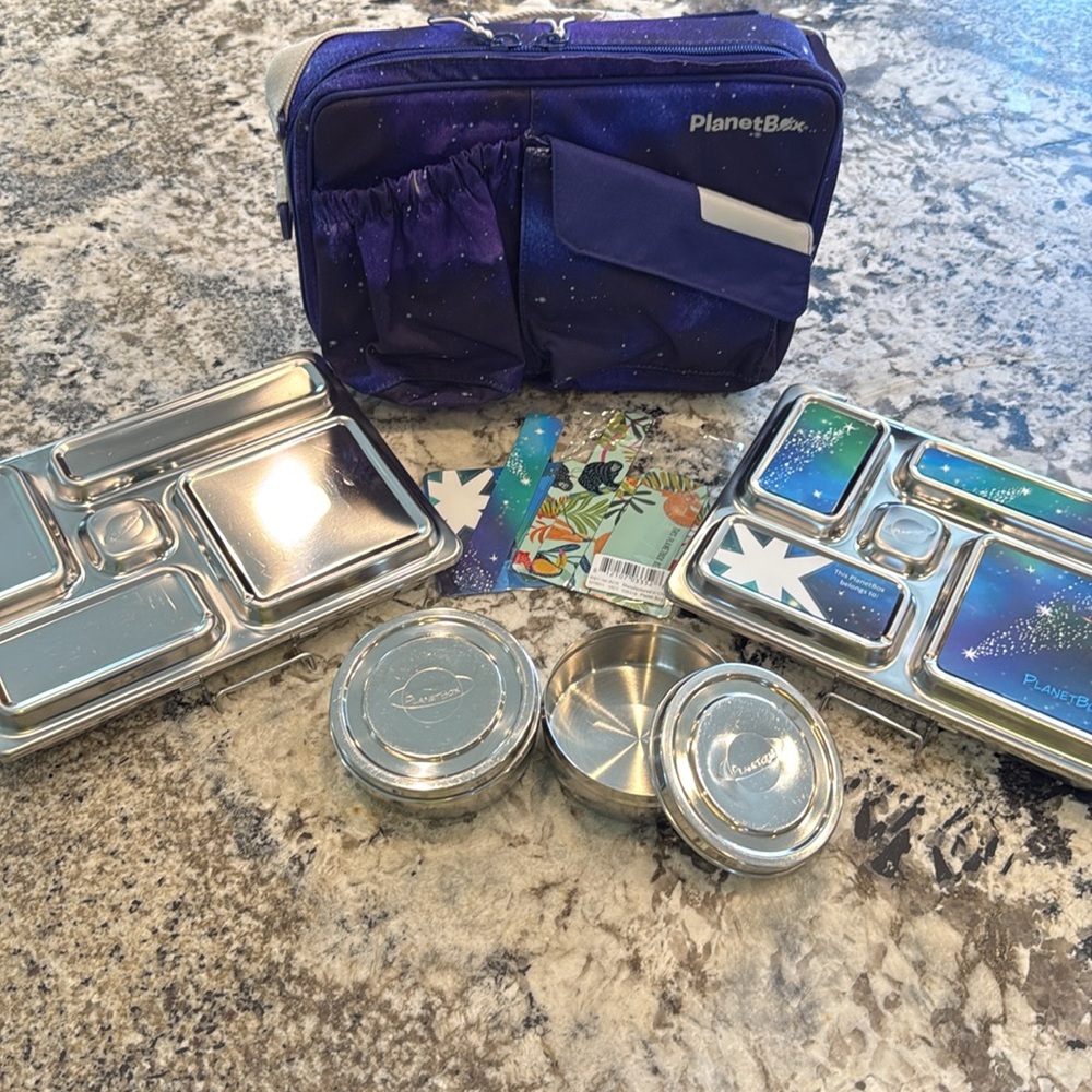 Planet Box stardust case w/Metal tray insert x2,magnets x3, food insert x2. EUC